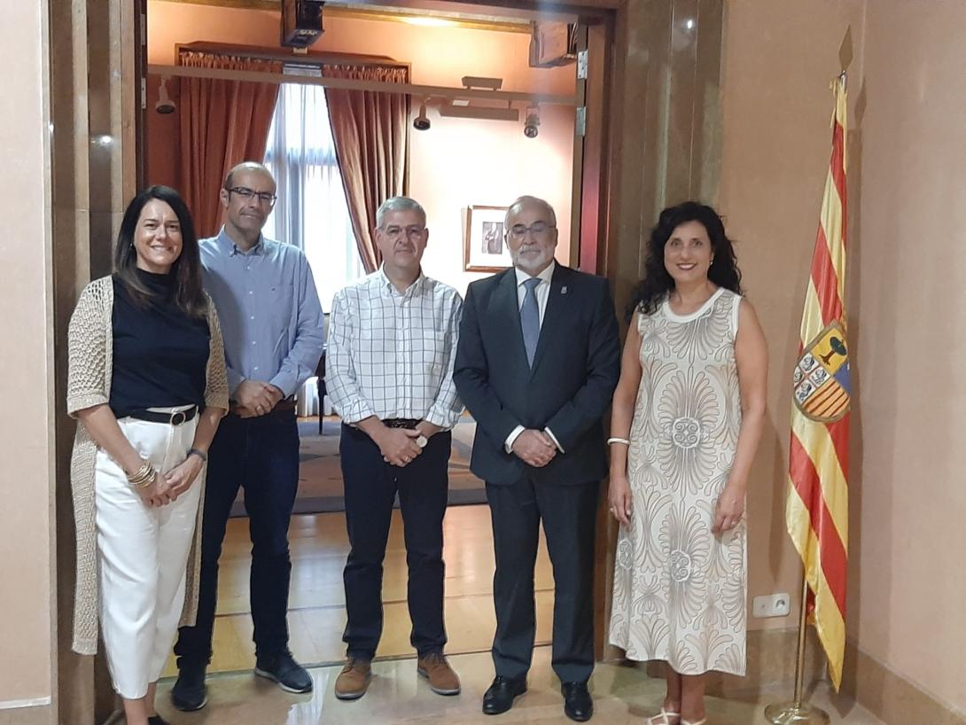 Miembros de la Junta de Gobierno de la Academia junto con el Lugarteniente y la Secretaria General del Justicia de Aragón